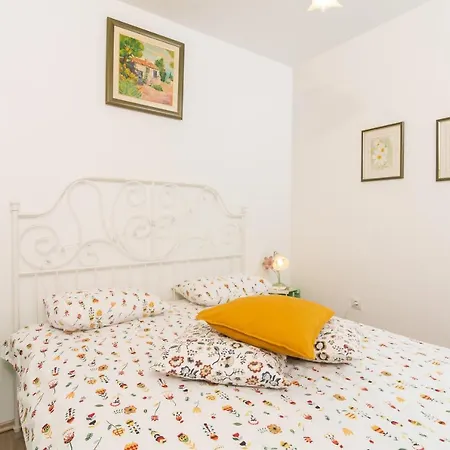 Laura Apartment